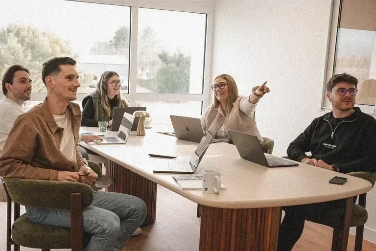 Azelty Agence web a Vannes equipe en reunion home